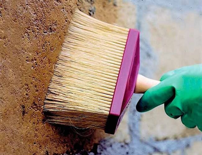 Очищаем и грунтуем стены