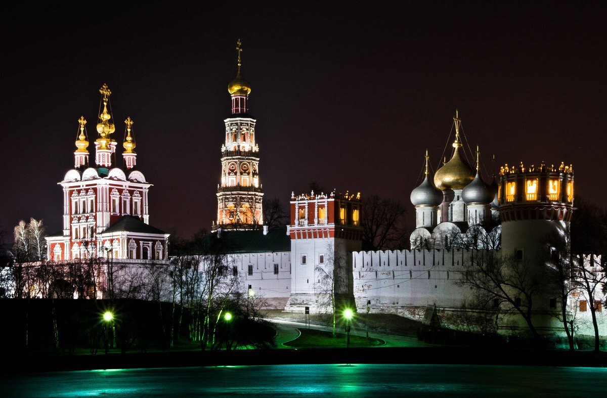 Стоящие места в москве. Новодевичий монастырь в Москве. Достопримечательности Москвы Новодевичий монастырь. Новодевический монастырь Москва. Новодевичий монастырь Кремль.