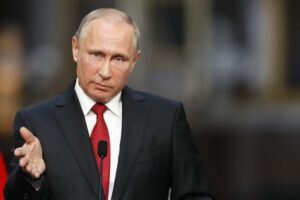 Путин напомнил про наличие у российской армии гиперзвукового оружия, способного преодолевать любую систему ПРО. По его словам, Москва была вынуждена разработать его после одностороннего выхода Вашингтона из договора по противоракетной обороне. В связи с этим, российский лидер отметил, что страна не должна позволить втянуть себя в гонку вооружений.