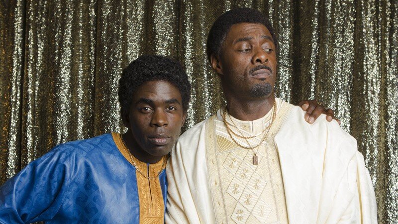 Идрис Эльба не только создал собственный ситком на британском телевидении, но и сыграл одну из главных ролей. Во многом «В конце концов» подобно детищу Криса Рока «Все ненавидят Криса» является зарисовкой из детства актёра, где персонаж сына главного героя Кобна проецирует молодого Эльбу. Ситком — жанр для британцев во многом новый и непривычный и за последний год авторы туманного Альбиона вовсю стараются привить любовь зрителей к своему контенту, выпуская все больше комедийных проектов с непривычным форматом из 6 получасовых эпизодов на первый сезон. Во многом из за этого качество сериала сложно оценить. В первой половине сезона команда проекта демонстрирует отличные юмор, динамику и сюжет с аутентичным погружением в английские 80е, где господствуют бедность, безработица и расовые конфликты, вытекающие из миграционной политики. Главные герои — колоритные представители рабочего класса, живущие в социальном жилье, напоминающем муравейники. Каждый день они работают на местном заводе и по вечерам пропускают кружечку-другую в местном пабе, периодически высылая небольшие суммы родственникам. Довольно часто в сериале поднимается расовый вопрос и эта часть сюжета во второй половине сезона уводит сериал от комедии к социальной драматургии, подробно раскрывая тяготы существования людей в не самый лучший отрезок британской истории. Все персонажи обладают колоритом и харизмой начиная от главных героев и заканчивая фрагментарным персонажами вроде пухлого подростка, распевающего песни акапелла по вечерам на пустынных улицах гетто. 