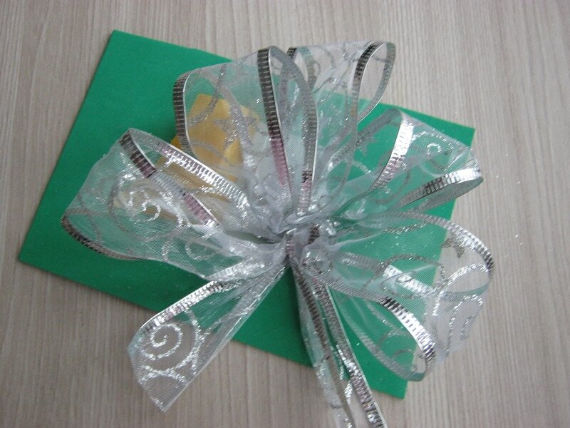 Берем основание из фоамирана 2 мм, на основание приклеиванием бант из красивых лент. Бант можно приклеить на двусторонний скотч. 