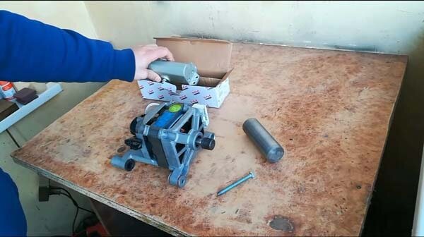 
Для своей самоделки автор использовал доводчик для дверей и двигатель от стиральной машины, поскольку такой двигатель развивает высокие обороты, его нужно подключать через регулятор оборотов.

Первым делом, автор заказал у токаря, выточить ведущий вал для двигателя.
