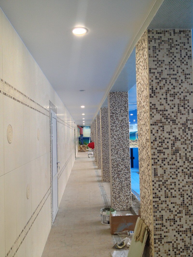 Один из самых длинных бесшовных натяжных потолков в Тольятти установлен в 30-метровом проходе бассейна спортивного комплекса "Альтер Эго".