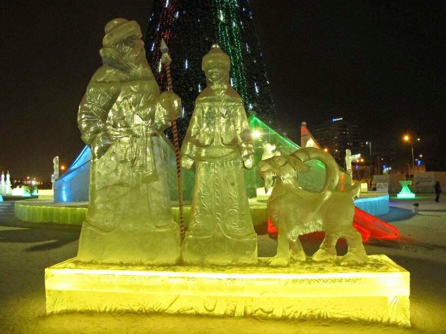 Компания из Деда Мороза, Снегурочки и козы походит на какой-то леденец