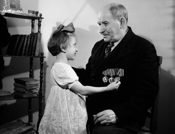 Днепродзержинск, заслуженный сталевар Ф. Трушин с внучкой.