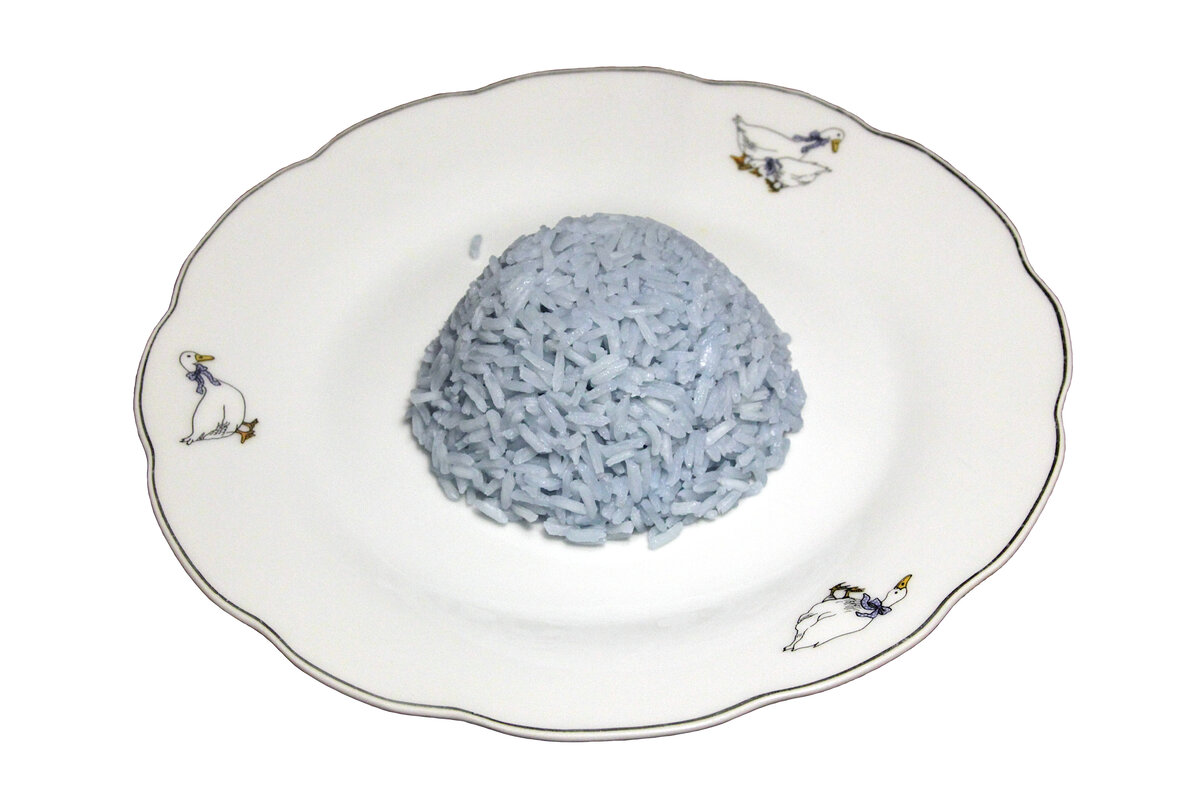 Blue rice. Миска с ложкой. Кружка ложка миска нож. Кружка ложка миска. Рисовые кружочки.