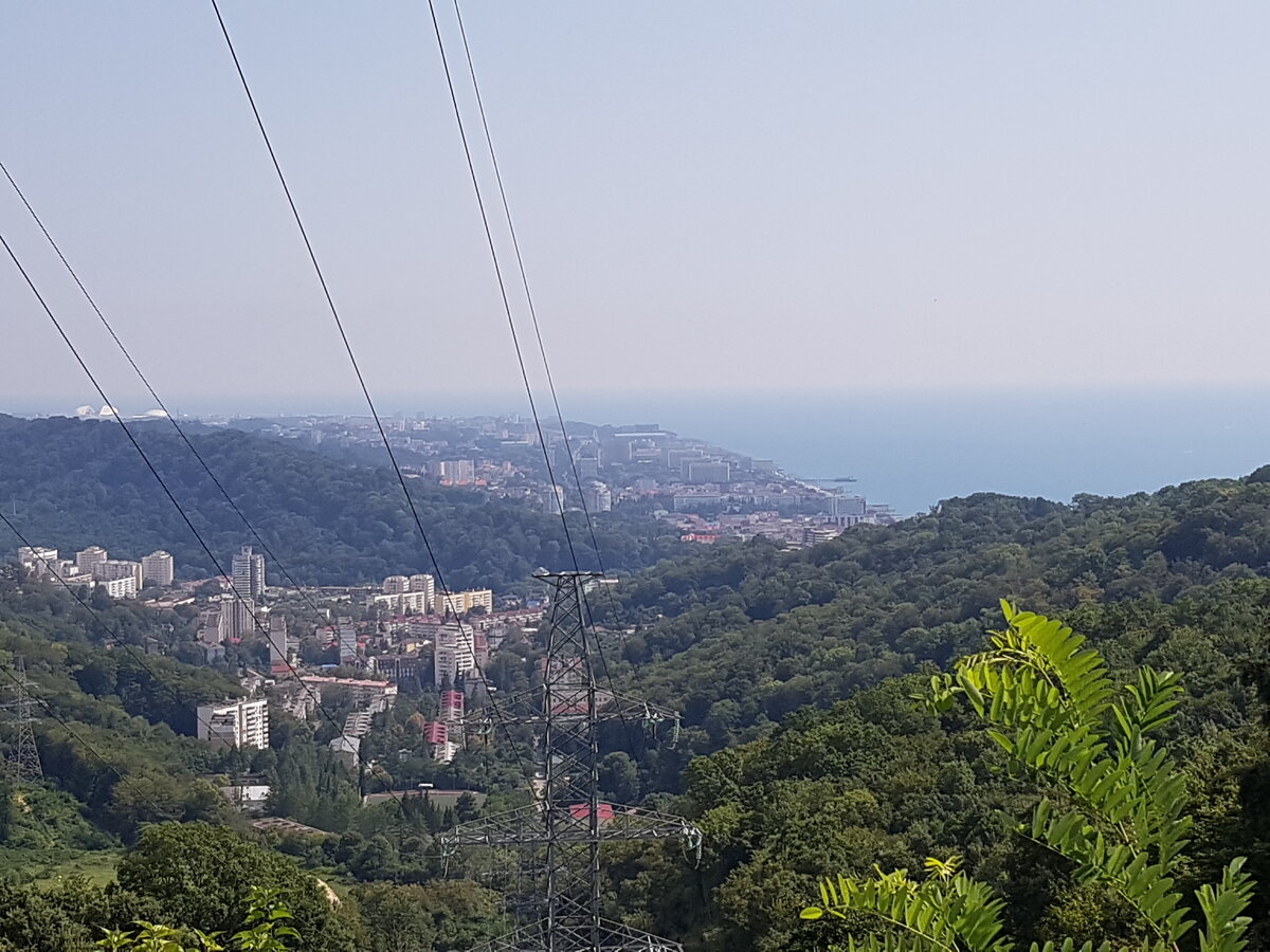 С площадки открывается хороший вид, но всю картину портит ЛЭП.