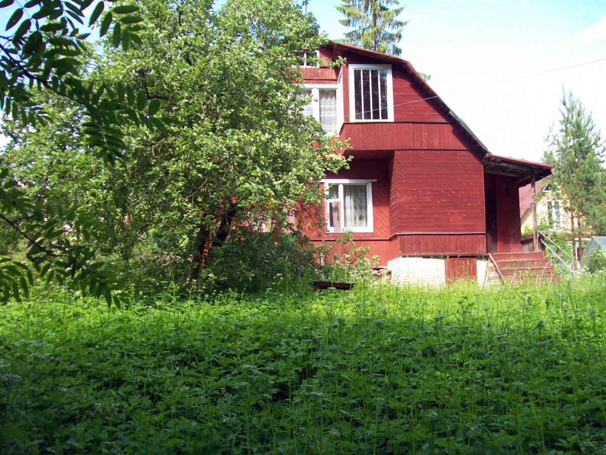 Большинство уже слышали или читали, что 28 февраля 2019 года истекает срок дачной амнистии. Кто-то уже легализовал - молодцы, а многие до сих пор не успели. Для тех, кто не успел, полезная информация. Сегодня в Госдуму подан законопроект о продлении дачной амнистии еще на один год, до 01 марта 2020 года. Мы напомним основные условия и расскажем о важном обстоятельстве, которое может помочь. 
Главные условия:
- дом должен стоять на земельном участке, предназначенном для индивидуального жилищного строительства или для ведения личного подсобного хозяйства;
-  дом и  участок должны находиться на территории населённого  пункта;
Порядок действий для легализации строения простой: подаём заявление в БТИ (ПИБ) того района, где расположен участок с домом. Форма заявления есть в самом БТИ  и в ближайшем МФЦ. Там же написано, какие документы нужно приложить к заявлению. Для тех, кто не может дойти до МФЦ или БТИ, можно посмотреть информацию на сайте Росреестра.
А теперь важное обстоятельство: если нет построенного дома, то строительные работы на участке или реконструкция существующего дома должны быть начаты до 4 августа 2018 года.
Ситуация с дачной амнистией очень похожа на бесплатную приватизацию, которую продлевали-продлевали, а потом сделали бессрочной. Надеемся, что через год и дачная амнистия станет бессрочной.

Ваш ГИД в мире недвижимости.
