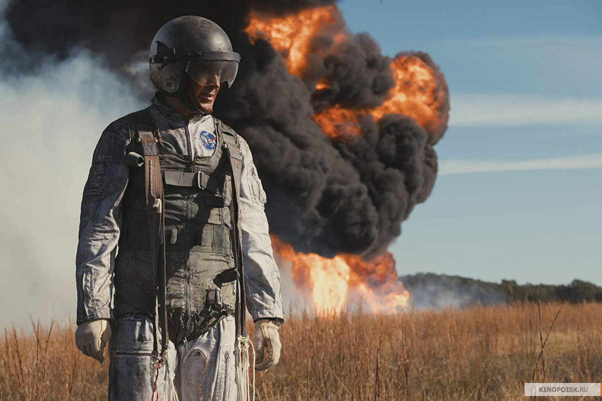 Сюжет, как уже известно, строится на биографии Нила Армстронга, его личной жизни и поведает не только о тернистом пути летчика к звёздам и спутникам, но и становлении программы «Аполлон» в целом. 
Если отбросить давние споры о том была ли историческая миссия на Луну политическим фарс-спектаклем или фактом, то можно отметить что
Шазелл и Сигер попытались по новому взглянуть на одиозные байопики, посвященные национальным героям: в «Человеке на Луне» биография Нила Армстронга открывается с не знакомой большинству людей стороны. В первую очередь человек, муж, отец — Нил Армстронг прошёл гораздо более сложный жизненный путь прежде чем побывал (не побывал) на Луне. Начиная с потери любимой дочери, трагический путь будущего астронавта сопровождался смертной тенью: вокруг то и дело гибли близкие и друзья. И с каждой новой потерей, Армстронг все больше замыкался в себе и своей работе.