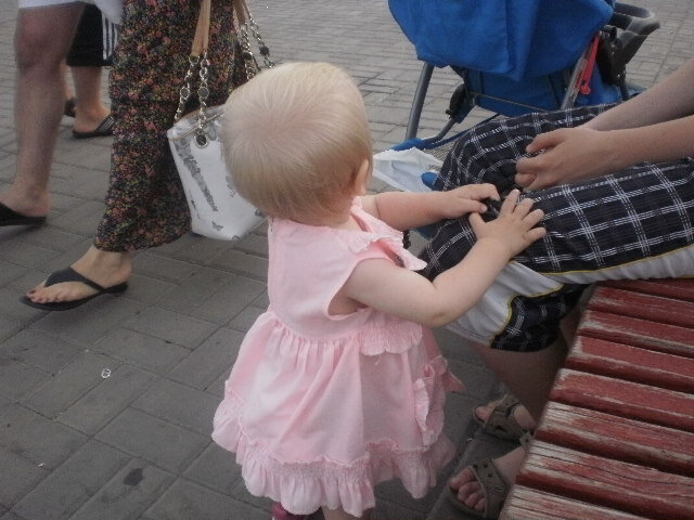 В Ростове-на-Дону дочка сделала первые шаги, а уже в Кургане вылезли первые зубки.Так мы "пропутешествовали" лето и надо было определяться с местом жительства.