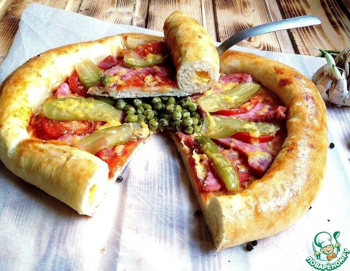 Вкусный и ароматный пирог с ветчиной, помидорами и маринованным огурчиком. А в бортиках пиццы спрятан сыр, поэтому пирог съедается в прямом смысле слова весь до корочки.  