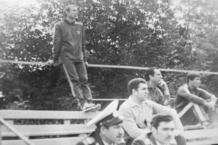 1985 год. Олег Романцев наблюдает за игрой «Красной Пресни». Крайний справа Андрей Якубик, доигрывающий после «Динамо» и «Пахтакора» / Фото из архива Виктора Аржаных