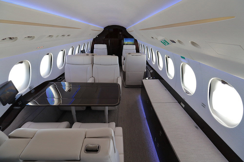 Falcon 10x самолет характеристики. Falcon 8x. Dassault Falcon 8x салон. Бизнес-джетом Falcon 8x. Фалькон 8х самолет.