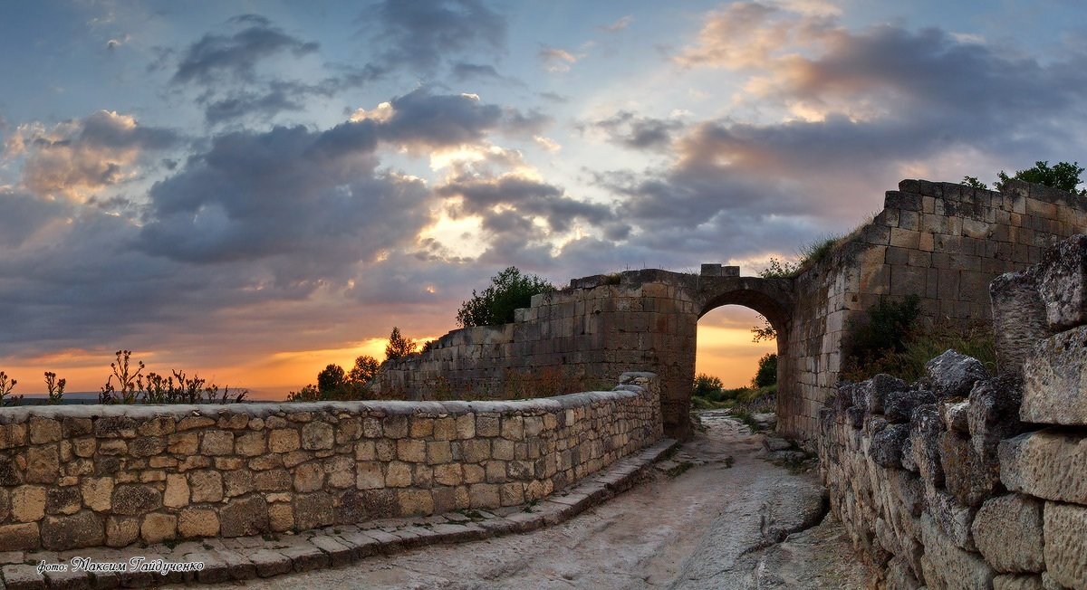 Чуфут-Кале — пещерный город №1 в Крыму