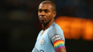 Период рождественских праздников и первый месяц 2019 года стали непростым испытанием для «Манчестер Сити». Привыкшая побеждать везде и всюду команда Хосепа Гвардиолы неожиданно проиграла в двух кряду встречах Премьер-лиги против «Кристал Пэлас» (2:3) и «Лестера» (1:2), а в конце января сенсационно была бита «Ньюкаслом» (1:2). После тех промашек «горожане» на какое-то время фактически отдали на откуп контроль за чемпионской гонкой «Ливерпулю».
