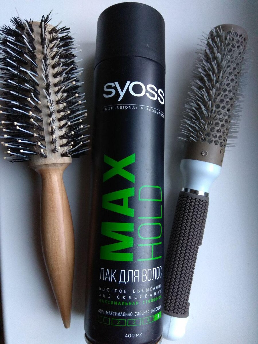 На волосах его не видно, и причёска не выглядит как парик. Полное ощущение естественной укладки.  Для этого распылять надо с расстояния не меньше 50-60 см. Если ближе - присутствие лака на голове не скрыть)