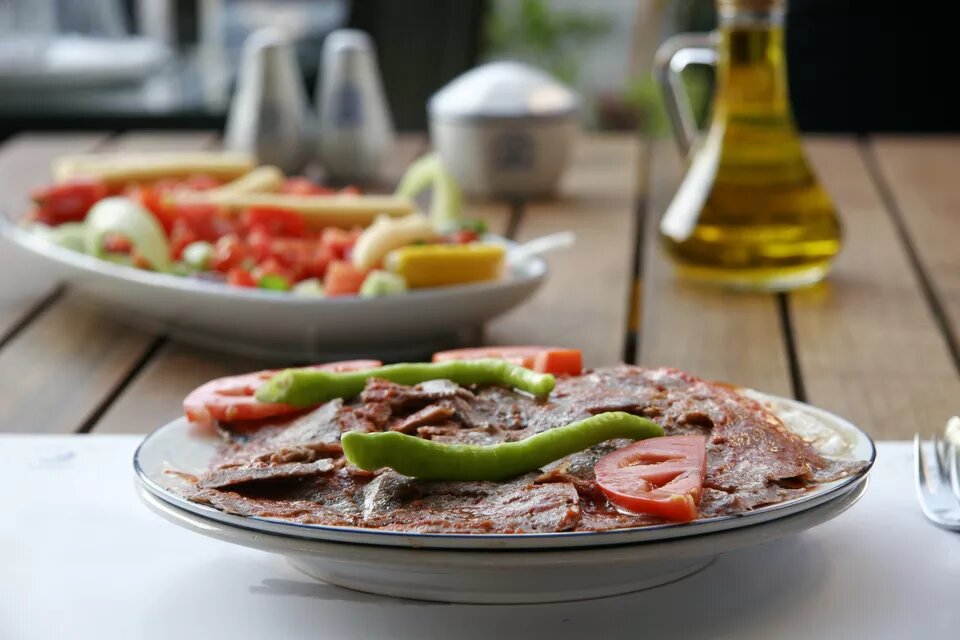 Если вы обожаете мясо, то вы уже знаете, что турецкая кухня известна во всем благодаря жареному мясу. Фактически, шашлык был представлен всему миру тюркскими народами, которые мигрировали на запад много веков назад.