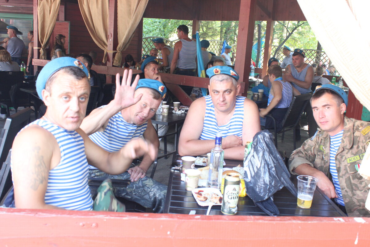 На фото: День ВДВ в Новосибирске. Кто вы ветераны ВДВ?