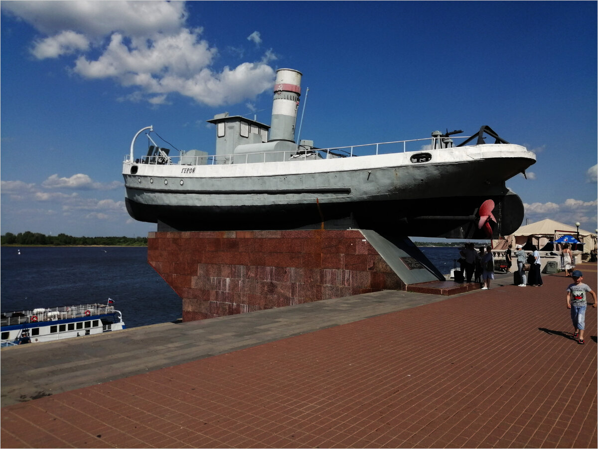 город Нижний Новгород. Монумент.  Катер Герой.