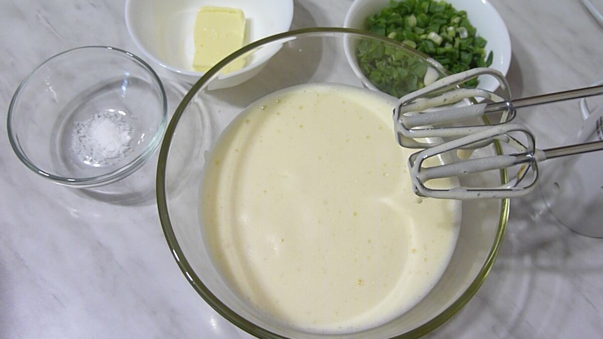  Затем добавлю размягченное сливочное масло. Оно у меня комнатной температуры. И постепенно небольшими порциями, продолжая взбивать, буду добавлять муку. 