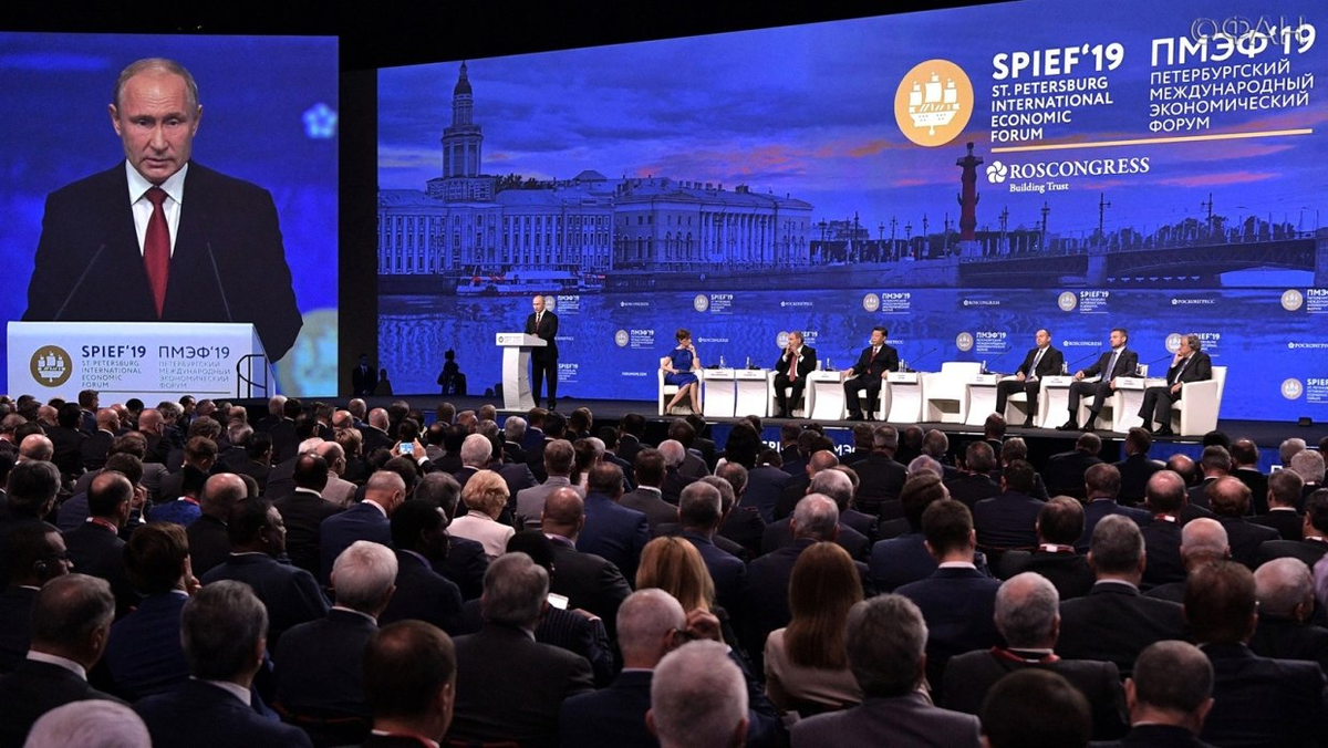  На фото представлено около пятидесяти голов с разными стадиями облысения.