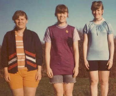 The Shaggs – это три девчонки-тинейджера, на десятилетия опередившие тренд боди-позитива,  сёстры Уиггин: Дороти (вокал, гитара), Бетти (вокал, гитара), Хелен (ударные) и Рейчел (бас-гитара), впрочем, частенько выступавшие и как трио. 
