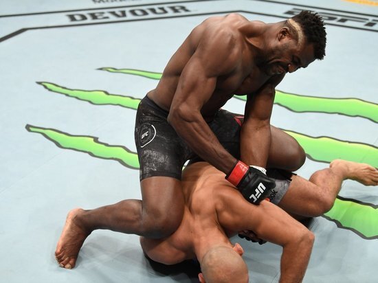 Фрэнсис Нганноу против Джуниора дос Сантоса. Фото: twitter.com/ufc