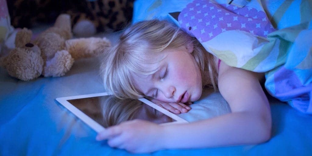 
Бессонницу у детей дошкольного возраста еще нельзя назвать полной бессонницей. У малышей в возрасте нескольких лет самой распространенной причиной лишения сна оказывается слишком поздно усыпление, в результате чего утром просыпается усталым, бессонным и отвлеченным. Если, однако, это не разовая ситуация, а состояние все чаще повторяется, то лучше присмотреться к ребенку поближе. Бессонница у ребенка может быть вызвана многими факторами, особенно высоким стрессом. Это также может означать реакцию на изменения, связанные с переездом в вашу комнату или сном.