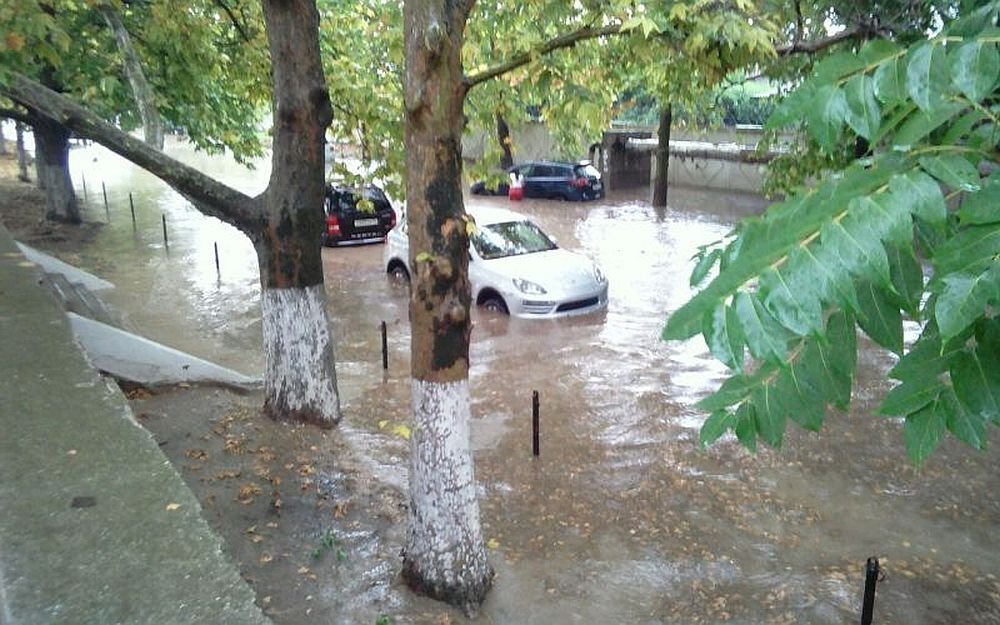 Последствия ливня в Гагаринском районе Севастополя. Фото: obyektiv.press.