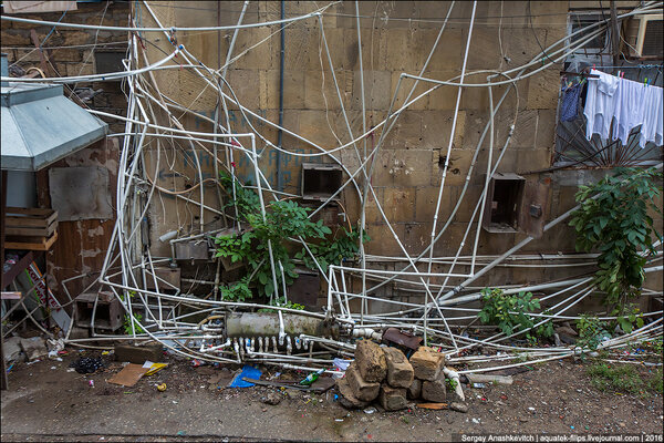 Как в бакинских трущобах люди воруют воду из городского водопровода