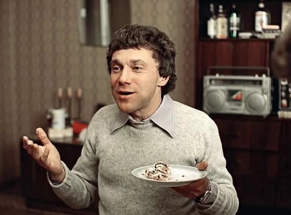 Вениамин - образчик неуместности. Он - глуп. При том, что интеллектуально развит. Кадр из фильма «Зимняя вишня» (1985). Скрин экрана.