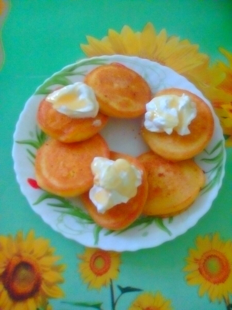 Оладьи с медом и сметаной