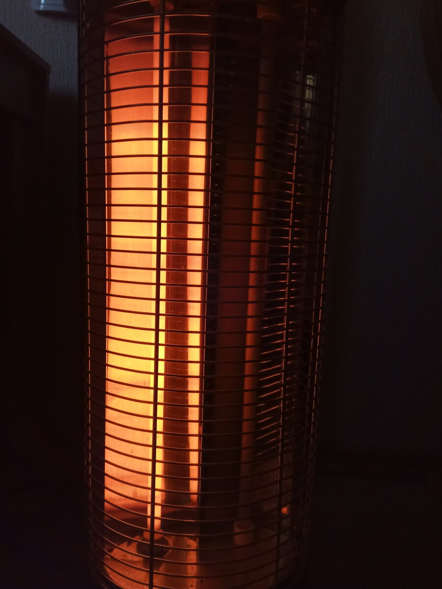 Обогреватель с определённого ракурса выглядит как небоскрёб с подсветкой.