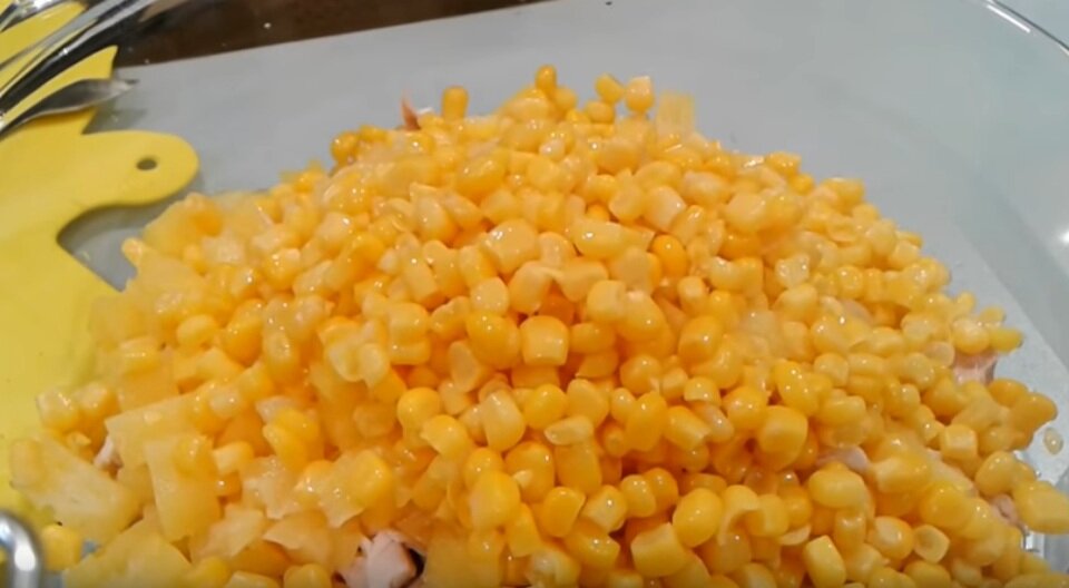 Салат шанхай с курицей и ананасами