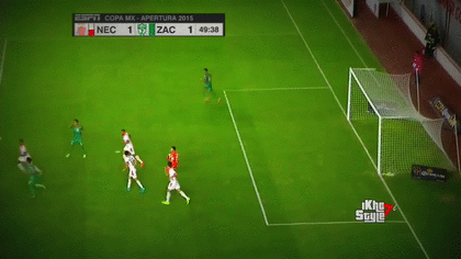 Голкипер почувствовал себя игроком в бейсбол. А что,похоже?!