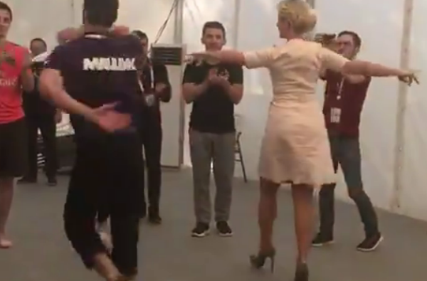 Видео танцующей захаровой. Станцевать лезгинку. МИД Захарова танцует.