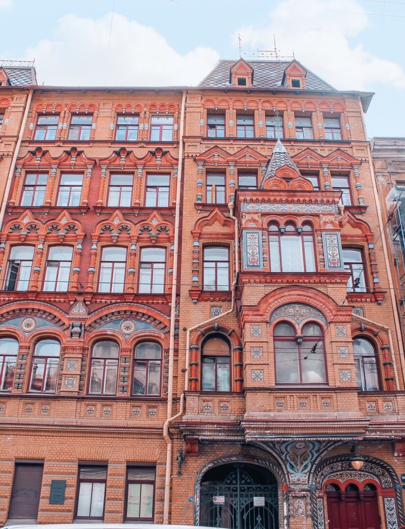 Вы только посмотрите на этот удивительный декор фасада!