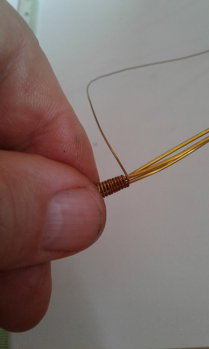 Соединяем три проволочки .