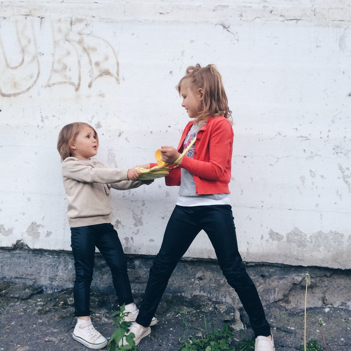 Ни как не поделят одну сумку) На фото мои дочки в легинсах под кожу.  Фото из личного архива.