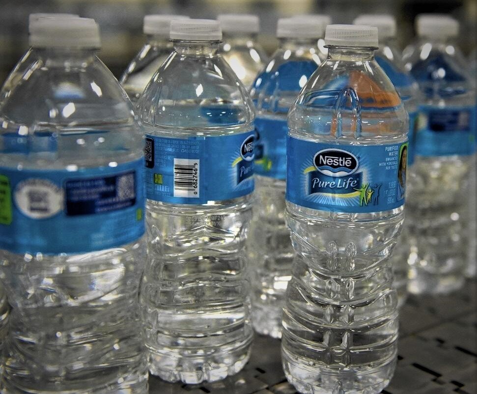 ПЭТ-пластики, используемые для изготовления пластиковых бутылок для воды , содержат десятки химических добавок, производственных примесей и побочных продуктов распада