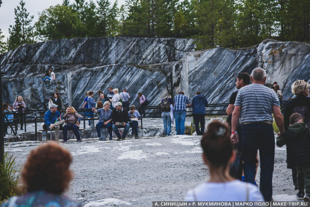 Приготовьтесь к толпам туристов! В парке "Рускеала" много людей даже в будние дни.