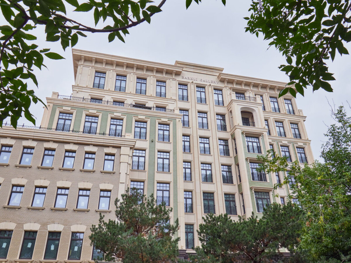 А на солнце дом блестит! Благодаря глазурированому кирпичу.