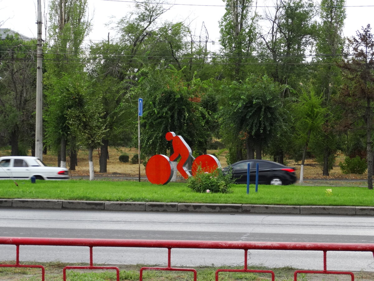 вот такие фигуры поставили напротив стадиона по решению тогдашнего мэра города. сейчас их уже нет.