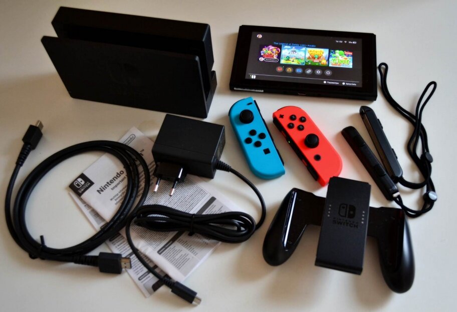 Помимо самой консоли-экрана в комплект Nintendo Switch по-прежнему входят док-станция, позволяющая подключать приставку к телевизору, HDMI-кабель, блок питания, левый и правый Joy-Con с ремешками и держателем, трансформирующим эти отсоединяющиеся части в полноценный контроллер. Ну и инструкция, конечно, куда ж без неё.
