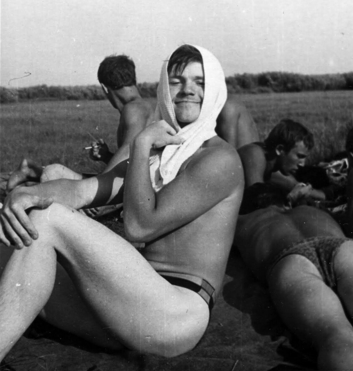 Мы загораем на Ишиме. На переднем плане мой друг Генка Лохин. Фото из личного архива.