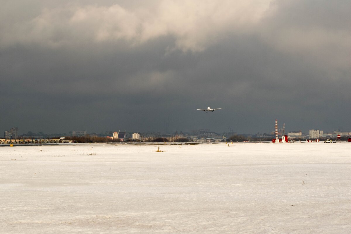 Посадка Boeing 767-33A(ER), VP-BRA, авиакомпании Azur Air в аэропорту Омск-Центральный.