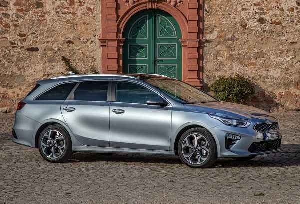
Построенный на одной базе с хэтчбеком универсал KIA Ceed SW сочетает в себе лучшие характеристики семейного авто с адекватной ценой. Салон обеспечивает комфортное размещение пяти человек, в нем предусмотрены фиксаторы для крепления детских кресел.