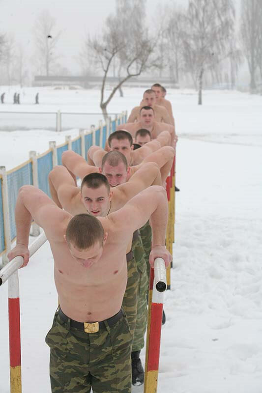 Военные отжимаются