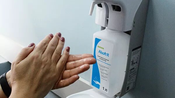  © РИА Новости / Виталий АньковПерейти в фотобанкМОСКВА, 2 апреля/ Радио Sputnik. Врач и телеведущий Евгений Комаровский рассказал, в каких случаях можно продезинфицировать одежду от коронавируса, а также какие еще меры можно принять для нераспространения инфекции, передает РИА Новости.Врач отметил, что дезинфицировать одежду надо только в тех случаях, если на улице к вам близко подходили другие люди, чихали или кашляли рядом, или вы сами прикасался к перилам или стенам лифта."Если этого всего не было – не надо нагнетать. Самый простой способ, идеальный – иметь несколько комплектов одежды", – пояснил врач, отметив, что одежду можно повесить на балконе, ибо солнце хорошо убивает бактерии.Также, утверждает Евгений Комаровский, даже если человек принес вирус домой на ботинках или перчатках, заразиться им можно только при попадании на слизистую, то есть ни в коем случае нельзя трогать глаза и нос немытыми руками. Для уборки врач посоветовал использовать отбеливатель с хлором, а перед входом можно положить дезинфицирующий коврик.Ранее радио Sputnik сообщило, что при неудачной попытке дезинфекции россиянка сожгла 65 тысяч рублей. 