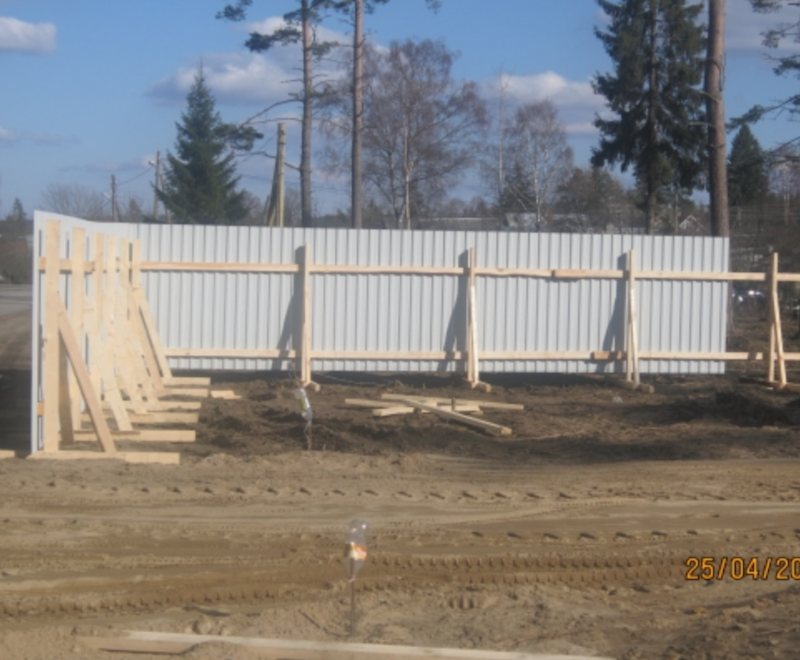 Временный забор из оцинкованного профнастила 